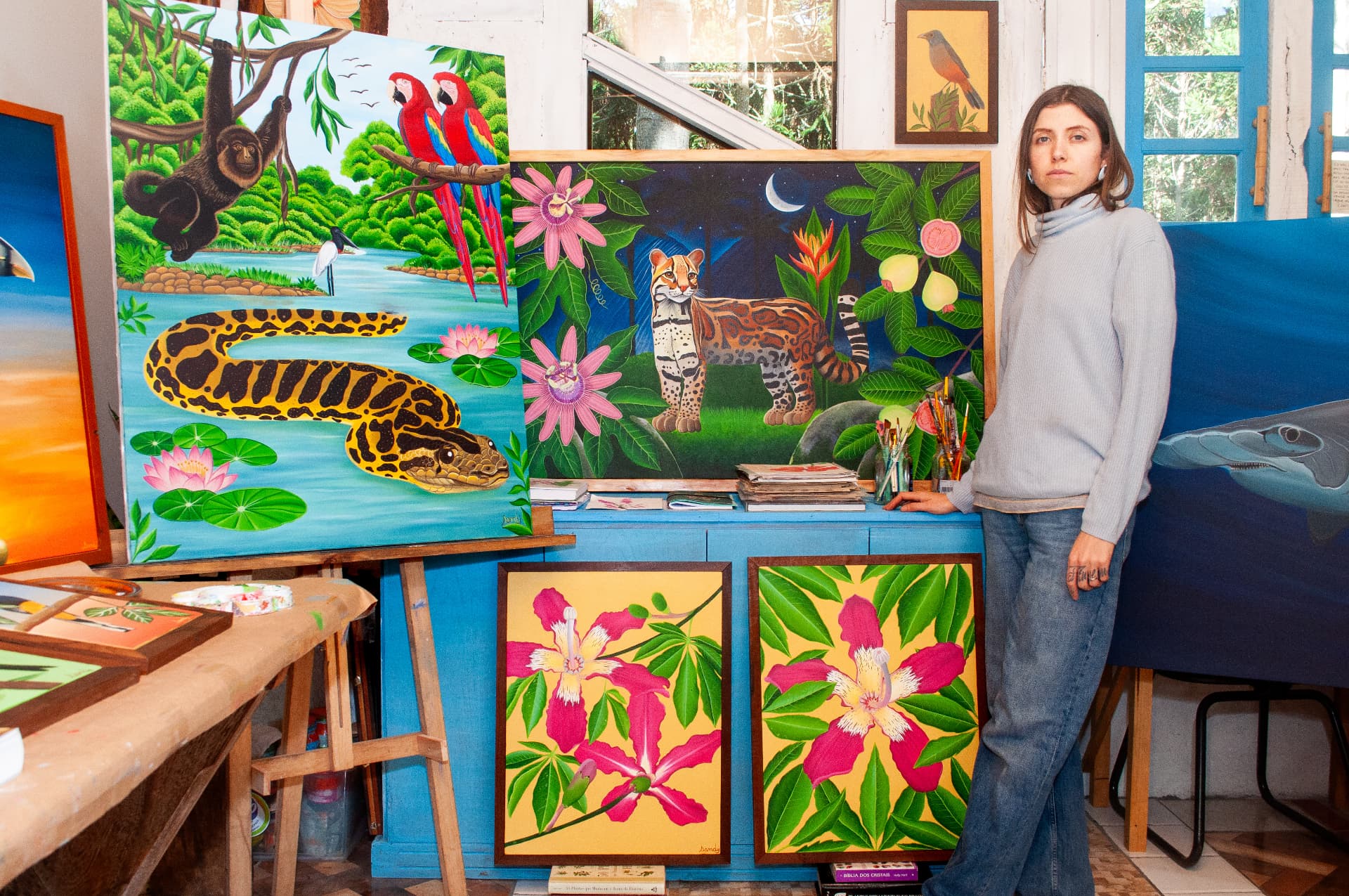Sandy em seu ateliê entre obras inspiradas na fauna e flora brasileiras